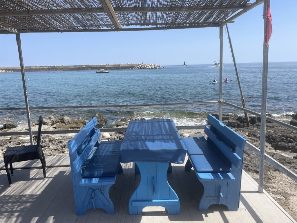 Cette table a une belle disposition symétrique, mais l’exposition au soleil est forte (ce sera plus reposant de s’y attarder en fin de journée qu’à midi).