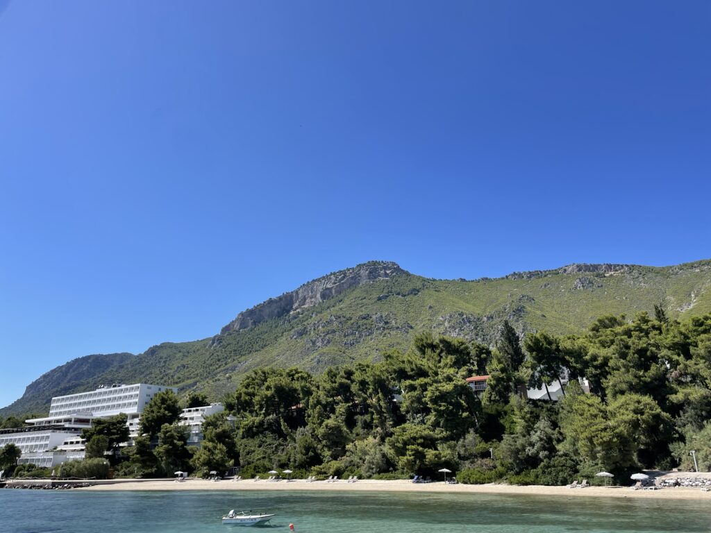 Hôtel dans une excellente configuration Feng shui avec une belle montagne à l’arrière (forme appelée la tortue en Feng shui), et la mer devant (le phœnix en Feng shui).