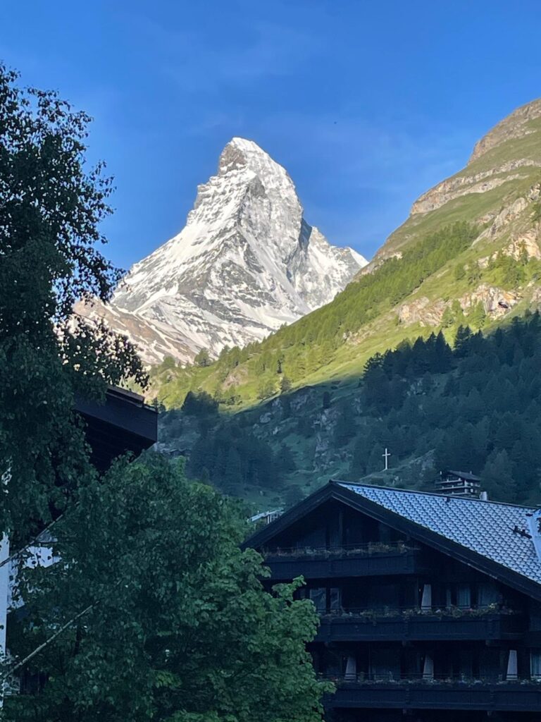 Photo prise depuis un immeuble avec une configuration spéciale: « le dragon se baigne », qui implique la position de la porte par rapport à la rivière et à 2 grandes montagnes.