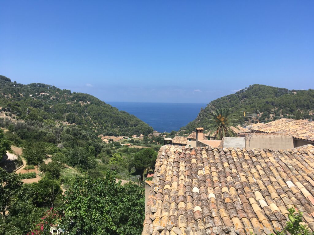 Village avec un excellent Feng Shui en raison de la mer en avant et de la présence de “montagnes embrassantes” autour du hameau.