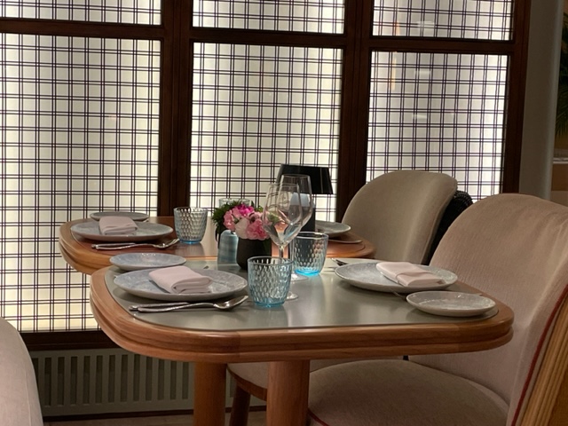 Cette table de petit-déjeuner dans un hôtel présente une belle disposition. Le Feng Shui s'applique à toutes les échelles, depuis l'environnement et le paysage, en incluant la mer et les montagnes, jusqu'à une maison, un appartement ou une table à manger ou un bureau. 